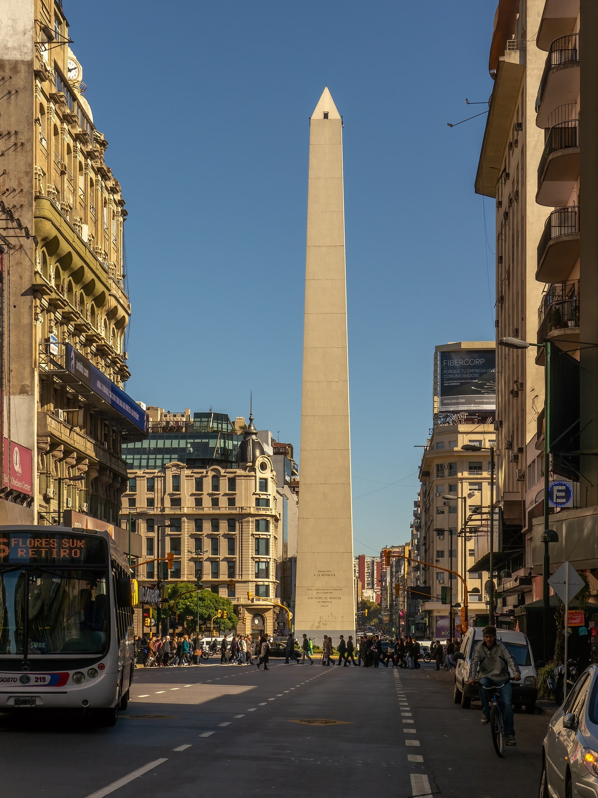 Obelisco de Buenos Aires visto de uma rua do centro