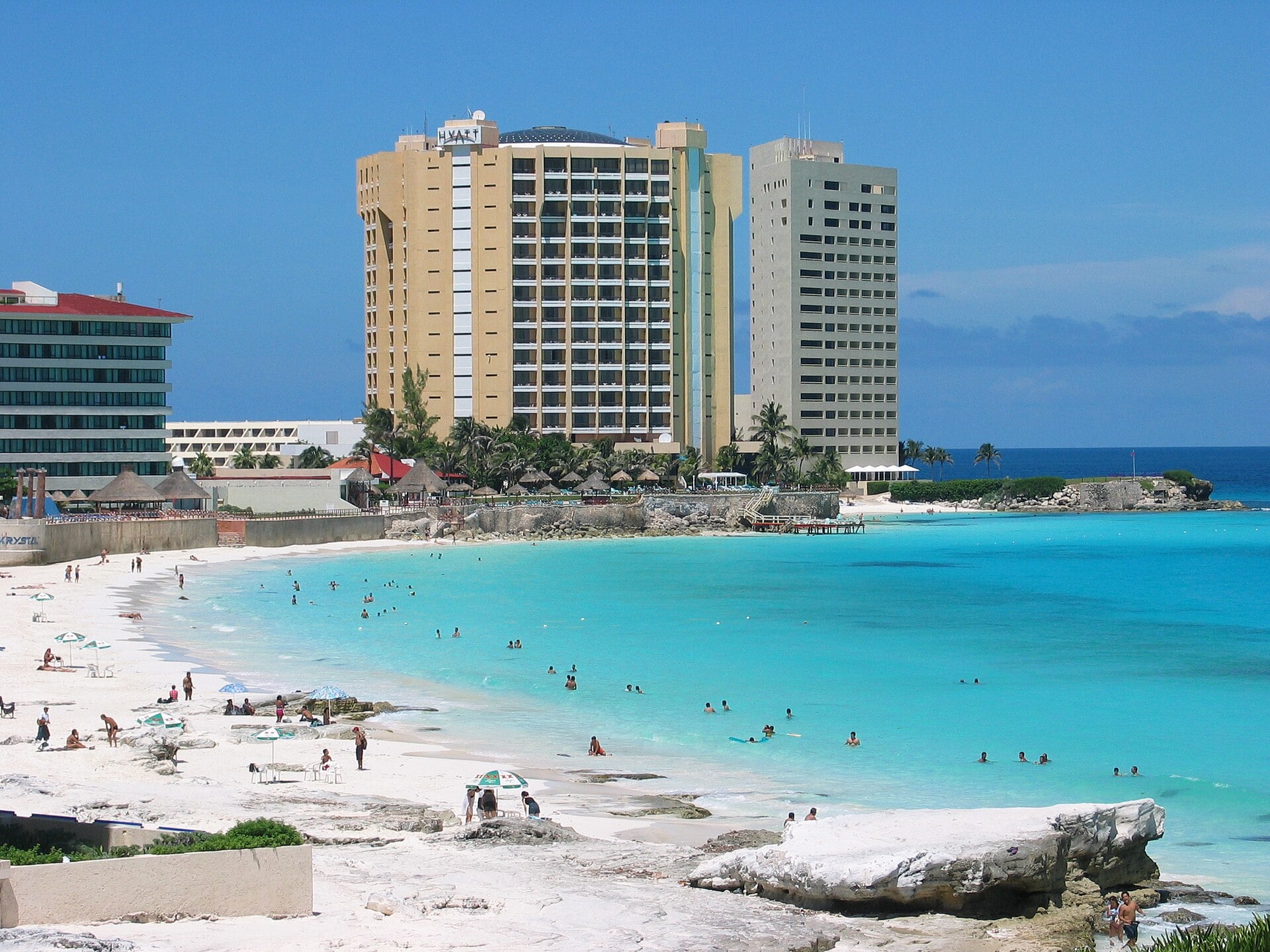 Praia de areia branca e mar azul-turquesa em Cancún