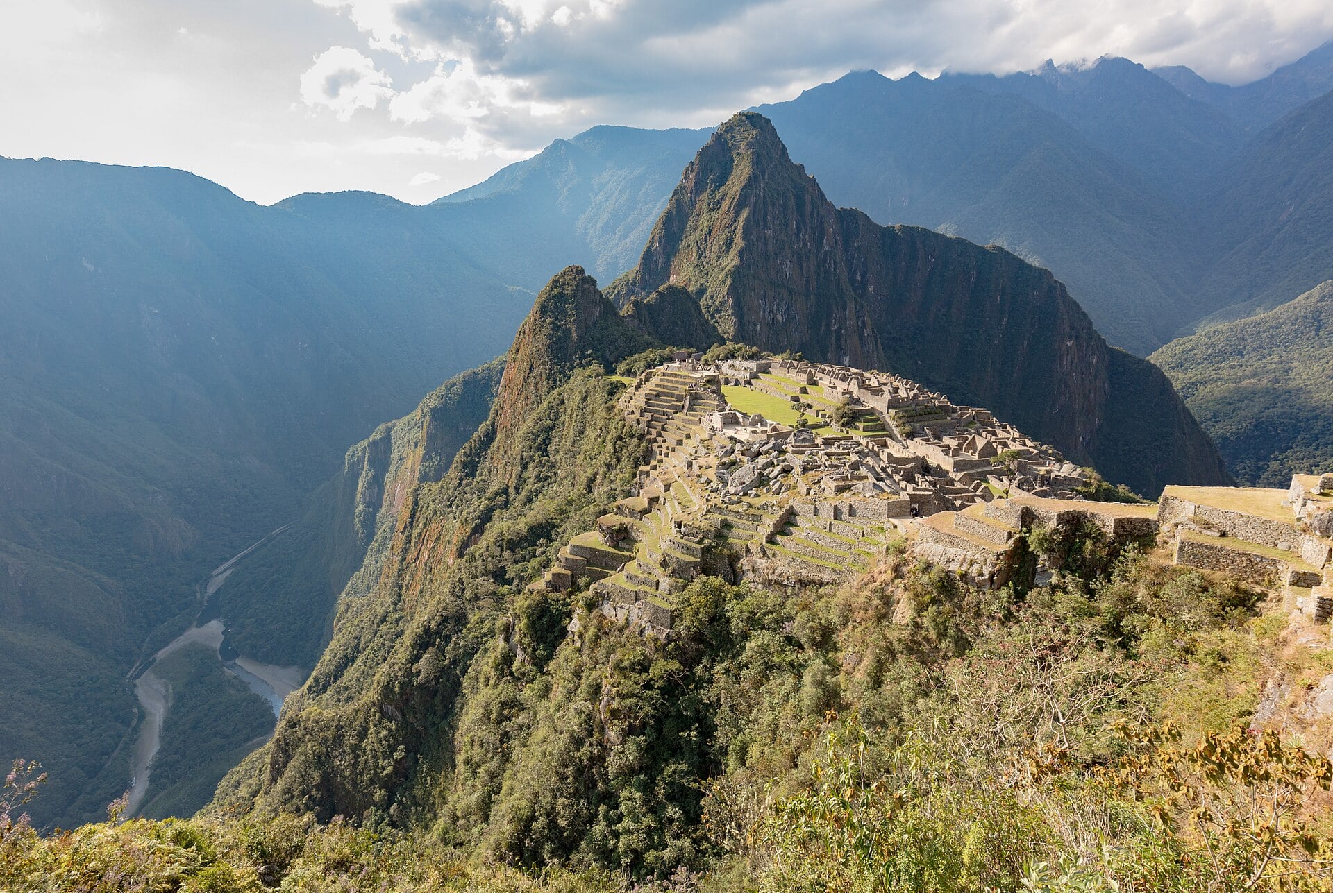 Ruínas de Machu Picchu com o pico de Huayna Picchu ao fundo