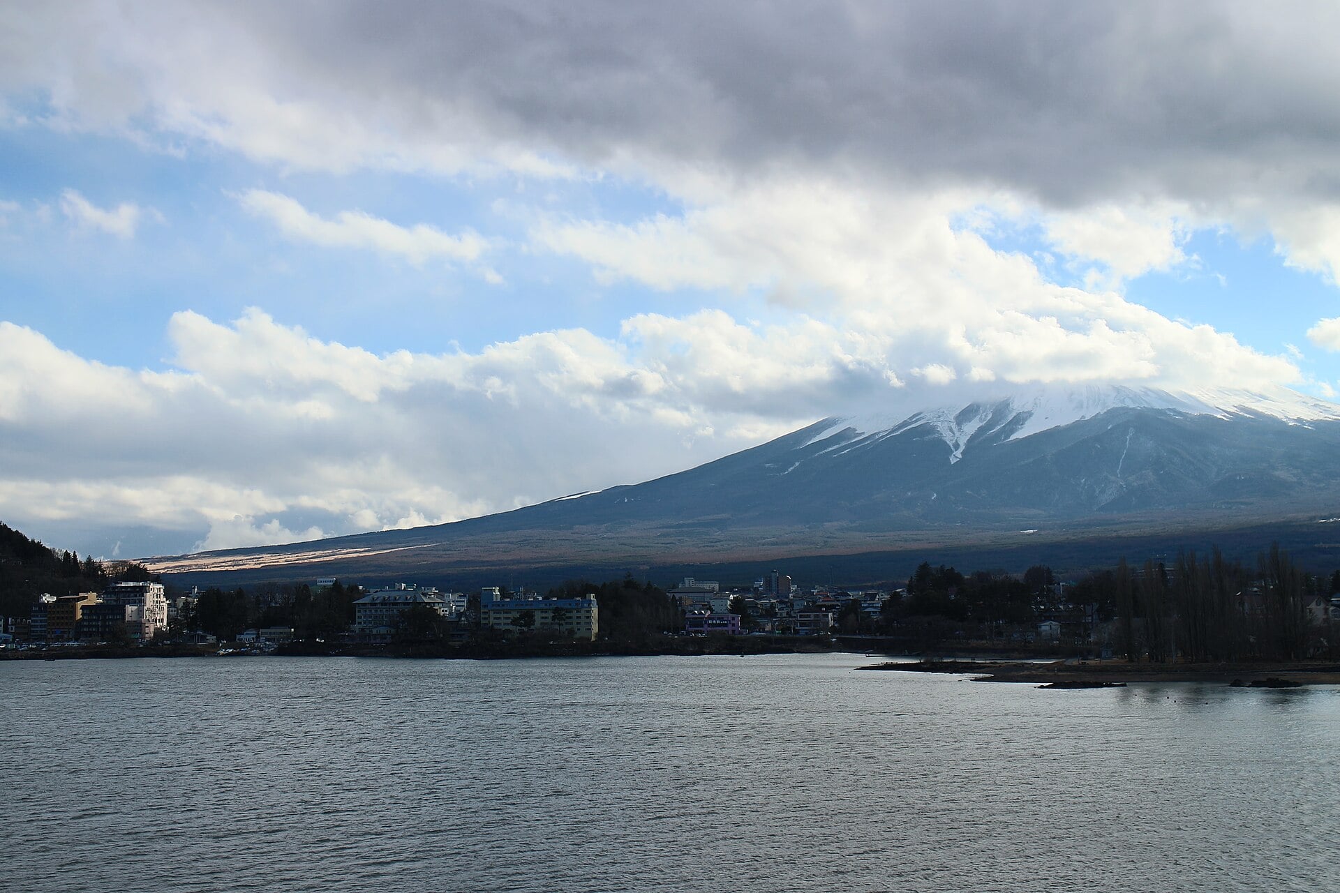 Monte Fuji com o topo nevado visto do Lago Kawaguchi