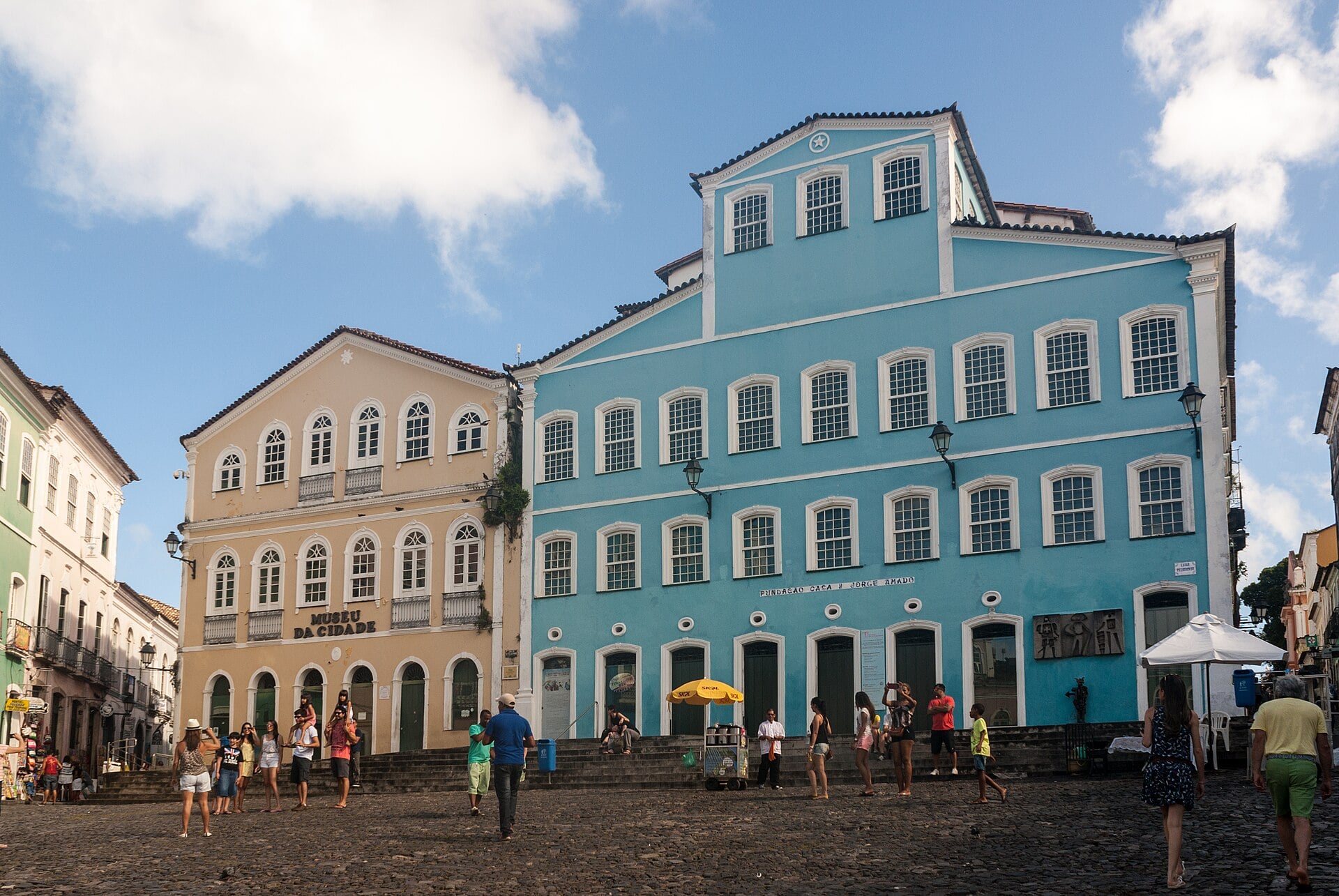 Casarões coloridos no Largo do Pelourinho, em Salvador